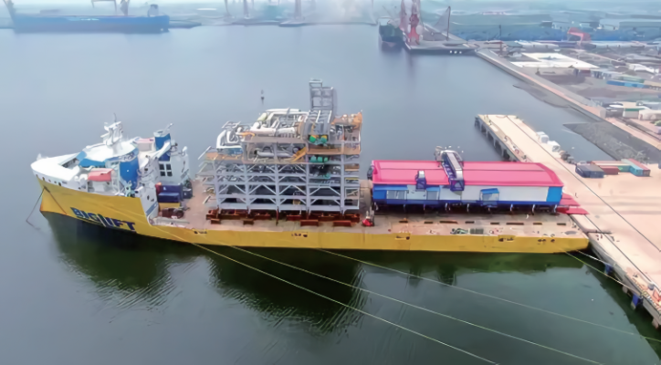 LNG process and living quarters modules loaded out